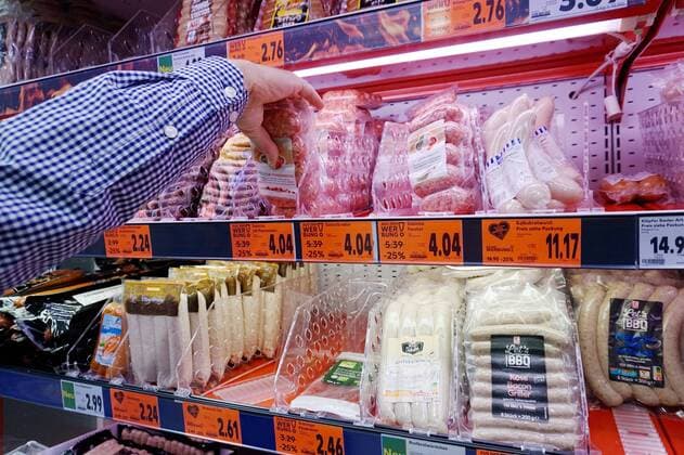 Foto Manuel Geisser 05.05.2022 Einkaufstourismus. Bild : Volle Fleisch Regale in einem Supermarkt in Deutschland.Viele Produkte siund teuer geworden, *** Photo Manuel Geisser 05 05 2022 Shopping tourism Image Full meat shelves in a supermarket in Germany Many products siund become expensive,