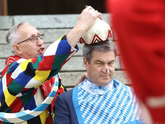 Bilder des Jahres 2022, News 05 Mai News Themen der Woche KW18 News Bilder des Tages Traditioneller Schäfflertanz im Garten der Bayerischen Staatskanzlei Dr. Markus Söder ( Soeder ) läßt die Schäffler im Garten der Staatskanzlei tanzen Markus Söder bekommt die Narrenkappe aufgesetzt, München Bayern Deutschland Garten der Staatskanzlei *** Traditional Schäfflertanz in the garden of the Bavarian State Chancellery Dr Markus Söder Soeder lets the Schäffler dance in the garden of the State Chancellery Markus Söder gets the fool cap put on, Munich Bavaria Germany garden of the State Chancellery