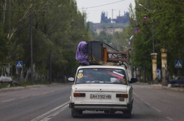 News Themen der Woche KW18 News Bilder des Tages Ukraine-Konflikt, EindrÃ¼cke aus Mariupol DONETSK REGION, UKRAINE - MAY 5, 2022: A car laden with household belongings drives down one of the roads in the embattled city of Mariupol. With tension escalating in Donbass in February, the Russian Armed Forces launched a special military operation in Ukraine in response to appeals for help from the Donetsk and Lugansk People s Republics. Peter Kovalev TASS  TS12FC45