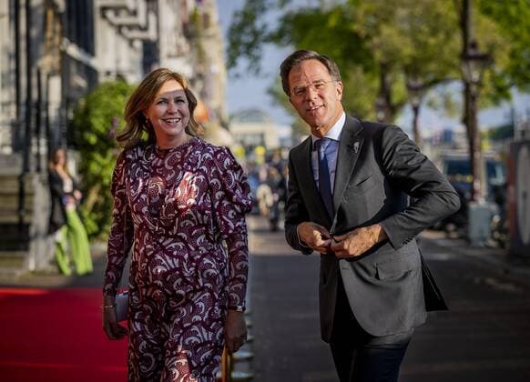 2022-05-05 19:38:04 AMSTERDAM - Prime Minister Mark Rutte is welcomed by Madeleine van der Zwaan, director Carre, at the Royal Theater Carre prior to the Liberation Concert on the Amstel. KOEN VAN WEEL netherlands out - belgium out