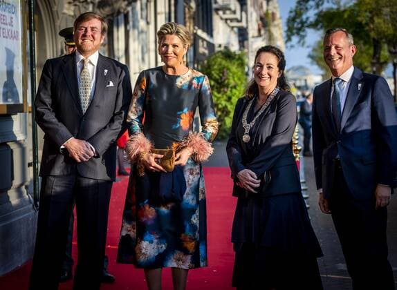 Niederländisches Königspaar besucht Liberation Concert in Amsterdam 2022-05-05 20:08:22 AMSTERDAM - King Willem-Alexander and Queen Maxima together with Femke Halsema, mayor of Amsterdam, at the Royal Theater Carre prior to the Liberation Concert on the Amstel. KOEN VAN WEEL netherlands out - belgium out