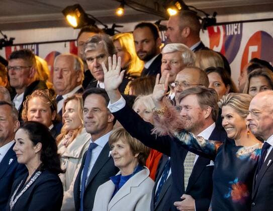 2022-05-05 21:03:00 AMSTERDAM - King Willem-Alexander, Queen Maxima and Prime Minister Rutte (L) during the May 5 concert on the Amstel in front of Royal Theater Carre. Liberation Day was celebrated as usual after two corona years. KOEN VAN WEEL netherlands out - belgium out