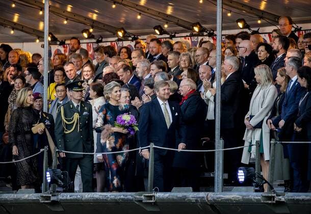 2022-05-05 21:02:47 AMSTERDAM - King Willem-Alexander and Queen Maxima during the May 5 concert on the Amstel in front of the Royal Theater Carre. Liberation Day was celebrated as usual after two corona years. KOEN VAN WEEL netherlands out - belgium out