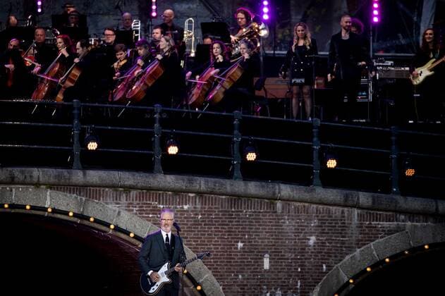 2022-05-05 21:15:24 AMSTERDAM - Eric Corton during the May 5 concert on the Amstel in front of the Royal Theater Carre. Liberation Day was celebrated as usual after two corona years. KOEN VAN WEEL netherlands out - belgium out