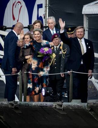2022-05-05 21:02:29 AMSTERDAM - King Willem-Alexander and Queen Maxima during the May 5 concert on the Amstel in front of the Royal Theater Carre. Liberation Day was celebrated as usual after two corona years. KOEN VAN WEEL netherlands out - belgium out