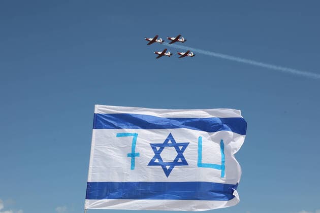 Bilder des Jahres 2022, News 05 Mai News Themen der Woche KW18 News Bilder des Tages (220505) -- TEL AVIV, May 5, 2022 -- Israeli Air Force aircraft perform during an air show celebrating Israel s 74th Independence Day in Tel Aviv, Israel, on May 5, 2022. Israelis joined a slew of national celebrations to mark the country s 74th Independence Day. This year s Independent Day began on Wednesday evening and will last till Thursday evening. ( via Xinhua) ISRAEL-TEL AVIV-INDEPENDENCE DAY-AIR SHOW GideonxMarkowicz JINI 