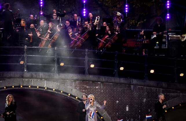 2022-05-05 21:27:18 AMSTERDAM - Anita Meyer during the May 5 concert on the Amstel in front of the Royal Theater Carre. Liberation Day was celebrated as usual after two corona years. KOEN VAN WEEL netherlands out - belgium out