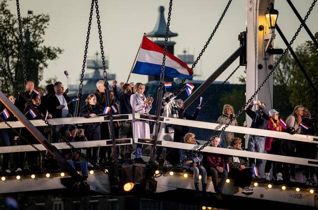 2022-05-05 21:27:51 AMSTERDAM - Audience during the May 5 concert on the Amstel in front of the Royal Theater Carre. Liberation Day was celebrated as usual after two corona years. KOEN VAN WEEL netherlands out - belgium out