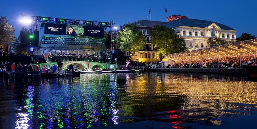 2022-05-05 21:36:49 AMSTERDAM - The 5 May concert on the Amstel in front of the Royal Theater Carre. Liberation Day was celebrated as usual after two corona years. KOEN VAN WEEL netherlands out - belgium out