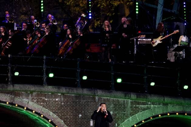 2022-05-05 21:36:10 AMSTERDAM - Fresku during the May 5 concert on the Amstel in front of Royal Theater Carre. Liberation Day was celebrated as usual after two corona years. KOEN VAN WEEL netherlands out - belgium out