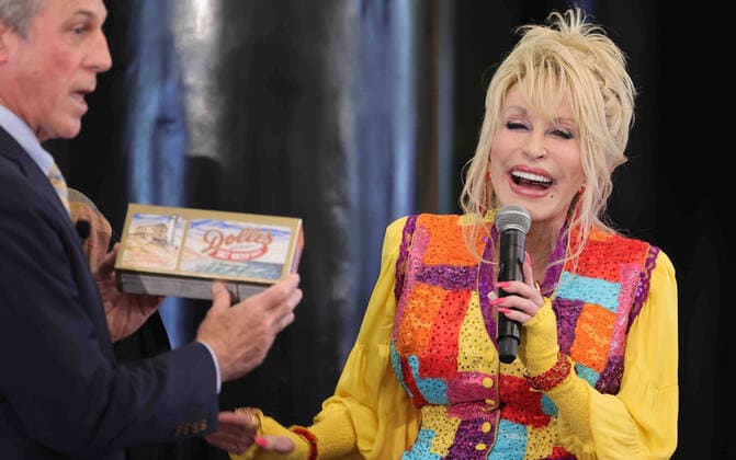 Bilder des Jahres 2022, Entertainment 05 Mai Entertainment Themen der Woche KW18 Entertainment Bilder des Tages May 5, 2022, Wilmington, DE, United States of America: Singer DOLLY PARTON receives a gift from Governor Carney during an event to celebrate Dolly PartonÃ¢â‚¬â ¢s Imagination Library Thursday, May 05, 2022, at the Wilmington Public Library in Wilmington, DE. Wilmington United States of America - ZUMAs124 20220505_zap_s124_016 Copyright: xSaquanxStimpsonx