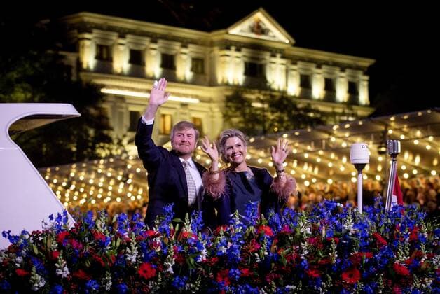 2022-05-05 22:13:08 AMSTERDAM - King Willem-Alexander and Queen Maxima during the May 5 concert on the Amstel in front of the Royal Theater Carre. Liberation Day was celebrated as usual after two corona years. KOEN VAN WEEL netherlands out - belgium out