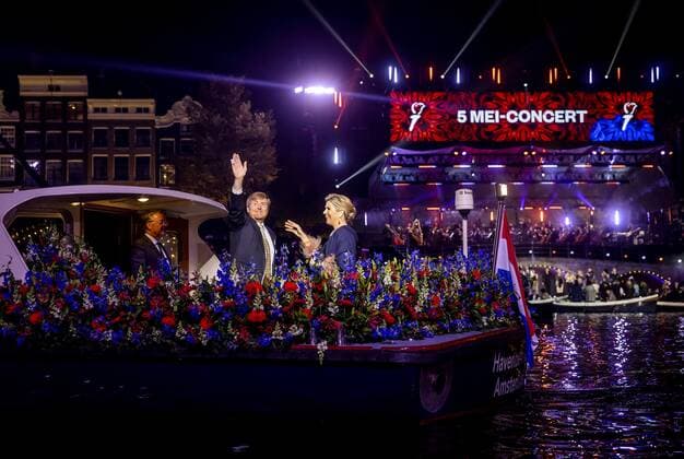 2022-05-05 22:13:12 AMSTERDAM - King Willem-Alexander and Queen Maxima during the May 5 concert on the Amstel in front of the Royal Theater Carre. Liberation Day was celebrated as usual after two corona years. KOEN VAN WEEL netherlands out - belgium out