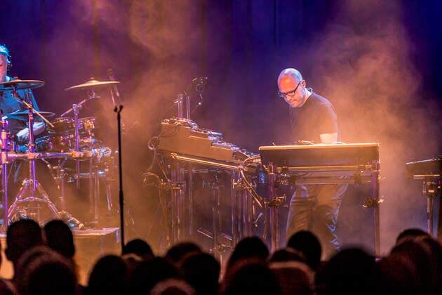 Das Musikprojekt Schiller mit seiner aktuellen Clubtour Metropolis im Täubchenthal im Leipziger Westen. Christopher von Deylen hat sich Verstärkung vom ehemaligen Pink Floyd und Mike and the Mechanics Schlagzeuger Gary Wallis geholt.