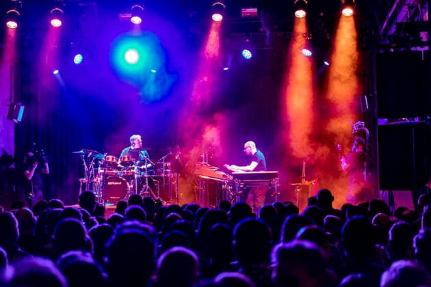 Das Musikprojekt Schiller mit seiner aktuellen Clubtour Metropolis im Täubchenthal im Leipziger Westen. Christopher von Deylen hat sich Verstärkung vom ehemaligen Pink Floyd und Mike and the Mechanics Schlagzeuger Gary Wallis geholt.