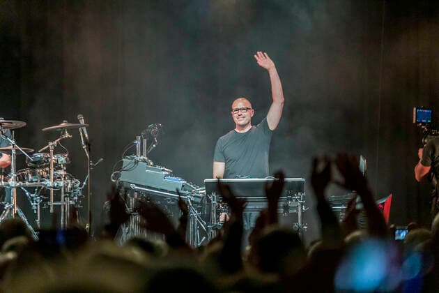 Das Musikprojekt Schiller mit seiner aktuellen Clubtour Metropolis im Täubchenthal im Leipziger Westen. Christopher von Deylen hat sich Verstärkung vom ehemaligen Pink Floyd und Mike and the Mechanics Schlagzeuger Gary Wallis geholt.