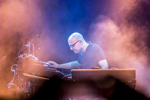 Das Musikprojekt Schiller mit seiner aktuellen Clubtour Metropolis im Täubchenthal im Leipziger Westen. Christopher von Deylen hat sich Verstärkung vom ehemaligen Pink Floyd und Mike and the Mechanics Schlagzeuger Gary Wallis geholt.