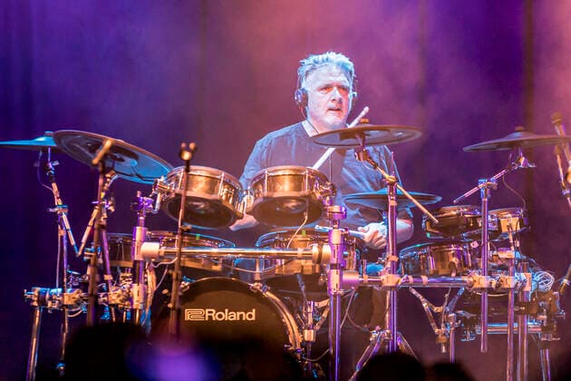 Das Musikprojekt Schiller mit seiner aktuellen Clubtour Metropolis im Täubchenthal im Leipziger Westen. Christopher von Deylen hat sich Verstärkung vom ehemaligen Pink Floyd und Mike and the Mechanics Schlagzeuger Gary Wallis geholt.