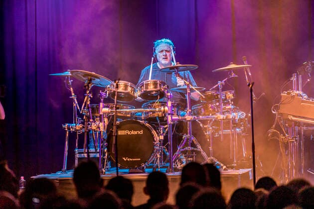 Das Musikprojekt Schiller mit seiner aktuellen Clubtour Metropolis im Täubchenthal im Leipziger Westen. Christopher von Deylen hat sich Verstärkung vom ehemaligen Pink Floyd und Mike and the Mechanics Schlagzeuger Gary Wallis geholt.