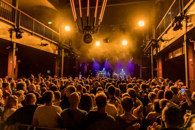 Das Musikprojekt Schiller mit seiner aktuellen Clubtour Metropolis im Täubchenthal im Leipziger Westen. Christopher von Deylen hat sich Verstärkung vom ehemaligen Pink Floyd und Mike and the Mechanics Schlagzeuger Gary Wallis geholt.