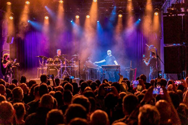 Das Musikprojekt Schiller mit seiner aktuellen Clubtour Metropolis im Täubchenthal im Leipziger Westen. Christopher von Deylen hat sich Verstärkung vom ehemaligen Pink Floyd und Mike and the Mechanics Schlagzeuger Gary Wallis geholt.