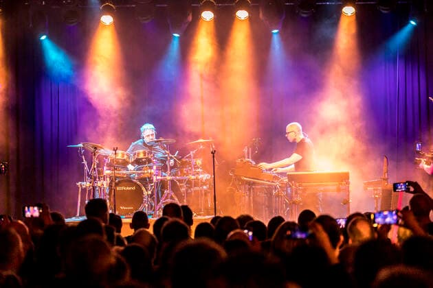 Das Musikprojekt Schiller mit seiner aktuellen Clubtour Metropolis im Täubchenthal im Leipziger Westen. Christopher von Deylen hat sich Verstärkung vom ehemaligen Pink Floyd und Mike and the Mechanics Schlagzeuger Gary Wallis geholt.