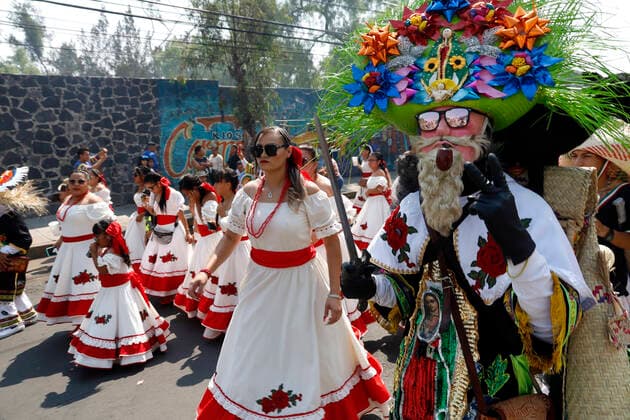 Mexicans Commemorate 160th Anniversary Of The Puebla Battle MEXICO CITY, MEXICO - MAY 5, 2022: Inhabitants of Penon de los Banos neighborhood take part during a reenactment to commemorate the 160th anniversary of the Battle of Puebla, with the triumph of the Mexican Army over the French troops. On May 5, 2022 In Mexico City, Mexico. (Photo by Luis Barron Eyepix Group) Copyright: xLuisxBarronx xEyepixxGroupx EYEPIX_LB_05052022_63970