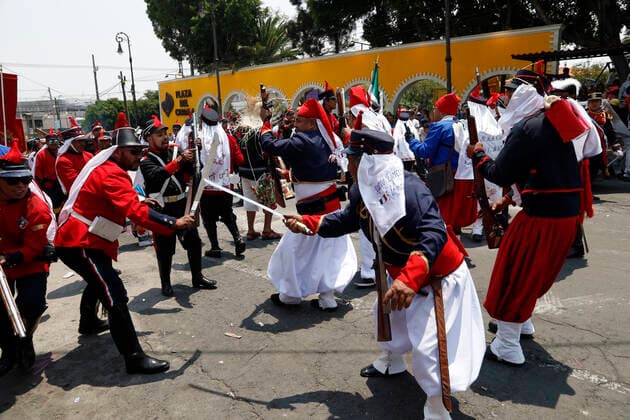 Mexicans Commemorate 160th Anniversary Of The Puebla Battle MEXICO CITY, MEXICO - MAY 5, 2022: Inhabitants of Penon de los Banos neighborhood take part during a reenactment to commemorate the 160th anniversary of the Battle of Puebla, with the triumph of the Mexican Army over the French troops. On May 5, 2022 In Mexico City, Mexico. (Photo by Luis Barron Eyepix Group) Copyright: xLuisxBarronx xEyepixxGroupx EYEPIX_LB_05052022_63991