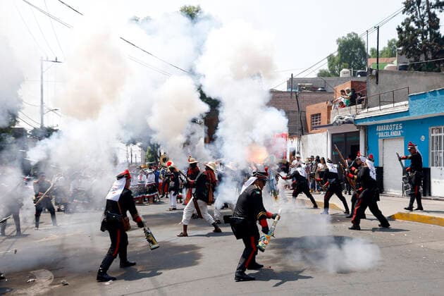 Mexicans Commemorate 160th Anniversary Of The Puebla Battle MEXICO CITY, MEXICO - MAY 5, 2022: Inhabitants of Penon de los Banos neighborhood take part during a reenactment to commemorate the 160th anniversary of the Battle of Puebla, with the triumph of the Mexican Army over the French troops. On May 5, 2022 In Mexico City, Mexico. (Photo by Luis Barron Eyepix Group) Copyright: xLuisxBarronx xEyepixxGroupx EYEPIX_LB_05052022_63976