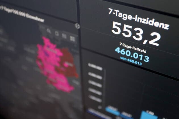 News Bilder des Tages Dashboard des RKI, die 7-Tage-Inzidenz liegt nun bei 553,2 7-Tage-Inzidenz, Dashboard des RKI auf einem Monitor am 06.05.2022 in Siegen Deutschland.