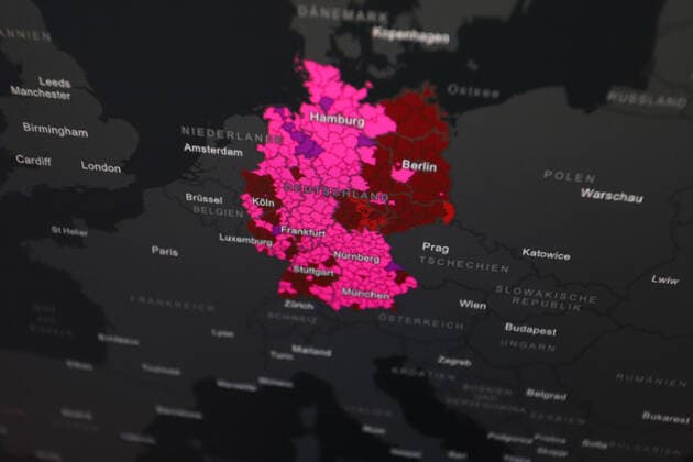 Dashboard des RKI, die 7-Tage-Inzidenz liegt nun bei 553,2 7-Tage-Inzidenz, Dashboard des RKI auf einem Monitor am 06.05.2022 in Siegen Deutschland.