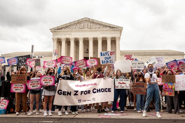 Bilder des Jahres 2022, News 05 Mai News Themen der Woche KW18 News Bilder des Tages May 5 Roe v. Wade protests at the Supreme Court Pro-choice activists rally at the Supreme Court for abortion access. The rally was sponsored by Generation Ratify and other youth organizations. The rally is one of many pro-choice events at the Supreme Court since a leaked draft opinion in Dobbs v. JWHO revealed that the justices voted to overturn Roe v. Wade and rescind the federal right to abortion access. Washington DC United States  Copyright: xAllisonxBaileyx originalFilename: bailey-may5roev220505_npK5w.jpg