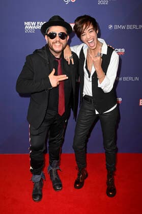 Laura Tashina mit Begleitung beim Bunte New Faces Award Music 2022 im The Reed. Berlin, 05.05.2022