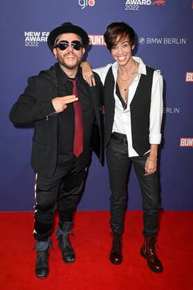 Laura Tashina mit Begleitung beim Bunte New Faces Award Music 2022 im The Reed. Berlin, 05.05.2022