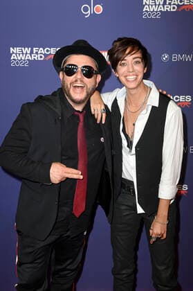 Laura Tashina mit Begleitung beim Bunte New Faces Award Music 2022 im The Reed. Berlin, 05.05.2022