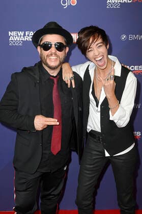 Laura Tashina mit Begleitung beim Bunte New Faces Award Music 2022 im The Reed. Berlin, 05.05.2022