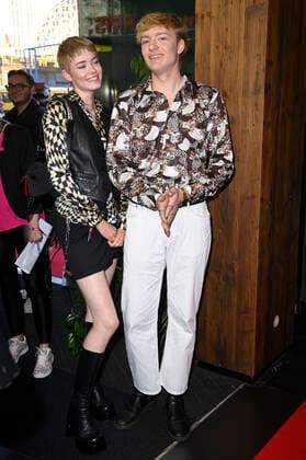 Konrad Grosz mit Begleitung beim Bunte New Faces Award Music 2022 im The Reed. Berlin, 05.05.2022