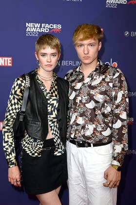 Konrad Grosz mit Begleitung beim Bunte New Faces Award Music 2022 im The Reed. Berlin, 05.05.2022