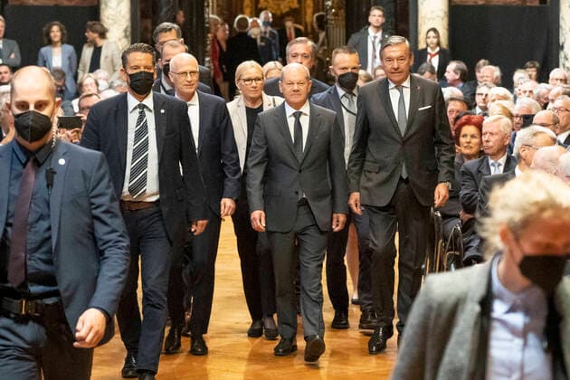 Bilder des Jahres 2022, News 05 Mai News Themen der Woche KW18 News Bilder des Tages Traditioneller Übersee-Tag zum 100jährigen Bestehen des Übersee-Clubs im Hamburger Rathaus - Olaf Scholz, Bundeskanzler mit Peter Tschentscher, Erster Bürgermeister Freie und Hansestadt Hamburg und Michael Behrendt, Präsident Übersee-Club bei ihrer Ankunft im großen Festsaal des Hamburger Rathauses;Traditioneller Übersee-Tag zum 100jährigen Bestehen des Übersee-Clubs im Hamburger Rathaus - Olaf Scholz, Bundeskanzler mit Peter Tschentscher, Erster Bürgermeister Freie und Hansestadt Hamburg und Michael Behrendt, Präsident Übersee-Club bei ihrer, Hamburg Hamburg Deutschland Rathaus *** Traditional Übersee Day on the occasion of the 100th anniversary of the Übersee Club at Hamburg City Hall Olaf Scholz, Federal Chancellor with Pete