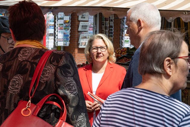 News Themen der Woche KW18 News Bilder des Tages Landtagswahlkampf 2022 Nordrhein-Westfalen DEU, Deutschland, Nordrhein-Westfalen, Havixbeck, 06.05.2022: Im Straßenwahlkampf unterstützt Svenja Schulze (SPD), Bundesministerin für wirtschaftliche Zusammenarbeit und Entwicklung den SPD Kandidaten *** State election campaign 2022 North Rhine Westphalia DEU, Germany, North Rhine Westphalia, Havixbeck, 06 05 2022 In the street campaign Svenja Schulze SPD , Federal Minister for Economic Cooperation and Development supports the SPD candidate