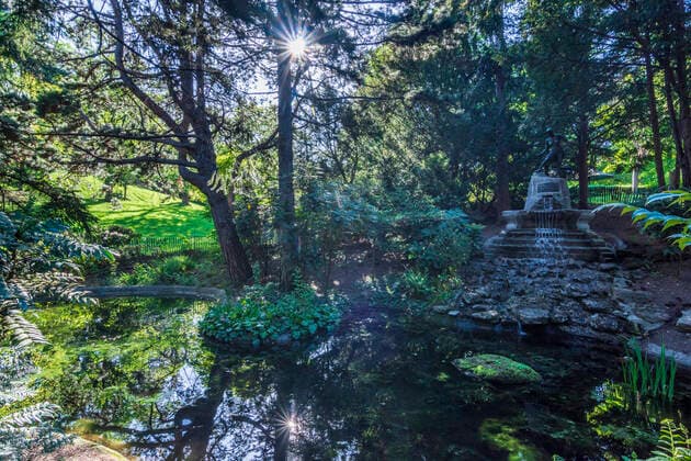 park Türkenschanzpark, fountain Prießnitzbrunnen for Vinzenz Prießnitz, founder of natural healing methods using water Wien, Vienna Wien Austria 18. Währing