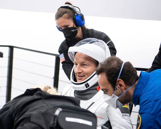 Bilder des Jahres 2022, News 05 Mai News Themen der Woche KW18 News Bilder des Tages May 6, 2022, Tampa, FL, United States of America: ESA astronaut Matthias Maurer moments after splashdown in the SpaceX Crew Dragon Endurance spacecraft on the Shannon recovery ship in the Gulf of Mexico May 6, 2022 off the coast of Tampa, Florida. The capsule carried NASA SpaceX Crew-3 astronauts Raja Chari, Kayla Barron, Tom Marshburn, and ESA astronaut Matthias Maurer back to earth from 177-days aboard the International Space Station. Tampa United States of America - ZUMAp138 20220506_zaa_p138_015 Copyright: xAubreyxGemignani Nasax