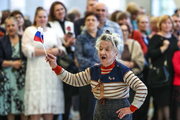 MOSCOW, RUSSIA - MAY 6, 2022: An elderly woman dances in the State Kremlin Palace, the venue of a concert titled Lessons of History , in the run-up to Victory Day marking the 77th anniversary of Allied Victory in WWII. The concert features popular Russian theater and film artists, while most of the spectators are WWII war and labour veterans. Artyom Geodakyan TASS  TS12FEFE