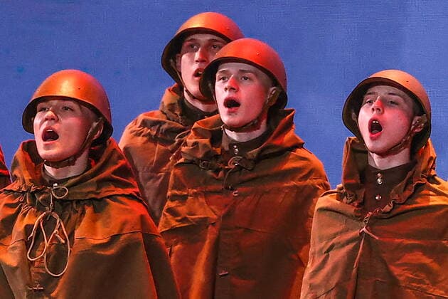 News Bilder des Tages MOSCOW, RUSSIA - MAY 6, 2022: Performers dressed as WWII Red Army soldiers are seen during a concert titled Lessons of History at the State Kremlin Palace, in the run-up to Victory Day marking the 77th anniversary of Allied Victory in WWII. The concert features popular Russian theater and film artists, while most of the spectators are WWII war and labour veterans. Artyom Geodakyan TASS  TS12FF0C