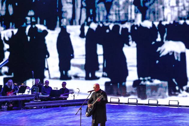 MOSCOW, RUSSIA - MAY 6, 2022: Singer songwriter Alexander Rozenbaum performs in a concert titled Lessons of History at the State Kremlin Palace, in the run-up to Victory Day marking the 77th anniversary of Allied Victory in WWII. The concert features popular Russian theater and film artists, while most of the spectators are WWII war and labour veterans. Artyom Geodakyan TASS  TS12FF2B