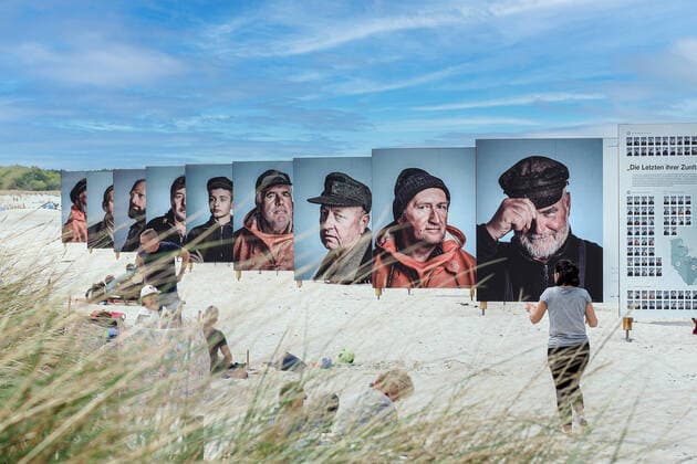 Bilder des Jahres 2022, News 05 Mai News Themen der Woche KW18 News Bilder des Tages 15. Umweltfotofestival HORIZONTE Zingst - 06.05.2021: Symbolbild: Fotografie - EAT IT - ABOUT FOOD, so der Titel des 15. Umweltfotofestivals HORIZONTE ZINGST vom 20.05. bis 29.05.2022 im Ostseebad Zingst. In den 16 Ausstellungen dreht es sich u.a. um das Thema Ernährung; von Verschwendung, über Knappheit bis hin zur globalen Produktion von Nahrungsmitteln für knapp acht Milliarden Menschen. Dieses Foto vom 24.05.2021 zeigt die Installation DIE LETZTEN IHRER ZUNFT am Strand. Es geht um die Küstenfischer. Zingst Mecklenburg-Vorpommern Deutschland *** 15 Environmental Photo Festival HORIZONTE Zingst 06 05 2021 Symbol Photography EAT IT ABOUT FOOD, is the title of the 15 Environmental Photo Festival HORIZONTE ZINGST from 20 05 to 29 05 202