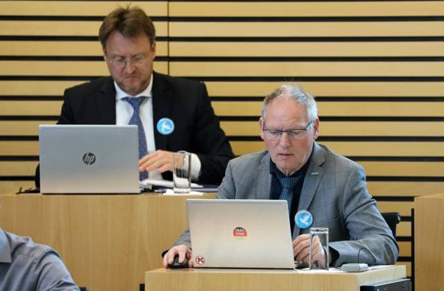 Plenum Thueringer Landtag 06.05.2022, Erfurt, Thueringer Landtag, Plenarsaal, 80. Plenarsitzung im Bild: Robert Sesselmann und Wolfgang Lauerwald (AfD) *** Plenum Thueringer Landtag 06 05 2022, Erfurt, Thueringer Landtag, plenary hall, 80 plenary session in the picture Robert Sesselmann and Wolfgang Lauerwald AfD