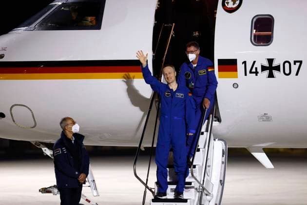 News Themen der Woche KW18 News Bilder des Tages Der deutsche Astronaut Matthias Maurer kehrt nach seinem Einsatz auf der Internationalen Raumstation (ISS) zurück nach Deutschland. Der Astronaut der europäischen Raumfahrtagentur ESA war der zwölfte Deutsche im Kosmos. Am frühen Samstagmorgen landete seine Maschine im militärischen Teil des Flughafen Köln-Bonn. Köln, 07.05.2022 NRW Deutschland *** German astronaut Matthias Maurer returns to Germany after his mission on the International Space Station ISS The astronaut of the European Space Agency ESA was the twelfth German in the cosmos Early Saturday morning, his plane landed in the military section of Cologne Bonn Airport Cologne, 07 05 2022 NRW Germany Copyright: xChristophxHardtx