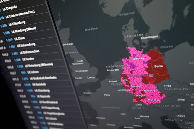 Dashboard des RKI, die 7-Tage-Inzidenz liegt nun bei 544,0 7-Tage-Inzidenz, Dashboard des RKI auf einem Monitor am 07.05.2022 in Siegen Deutschland.