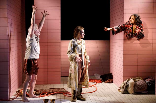 Bilder des Jahres 2022, Entertainment 05 Mai Entertainment Themen der Woche KW18 Entertainment Bilder des Tages Peter Rene Lüdicke, Birgit Unterweger und Caner Sunar bei der Fotoprobe zum Theaterstück Die vier letzten Dinge in der Box im Deutschen Theater. Berlin, 06.05.2022 *** Peter Rene Lüdicke, Birgit Unterweger and Caner Sunar at the photo rehearsal for the play The Four Last Things in the Box at the Deutsches Theater Berlin, 06 05 2022 Foto:xT.xBartillax xFuturexImage
